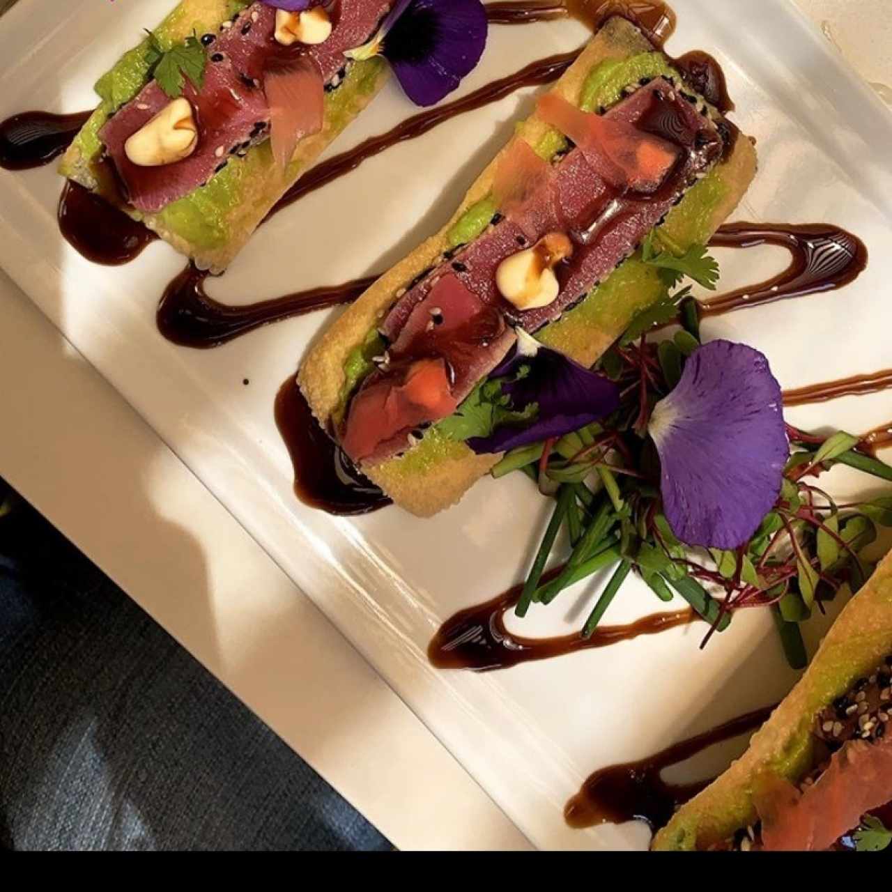 Tostadas de atún y aguacate, Mencia