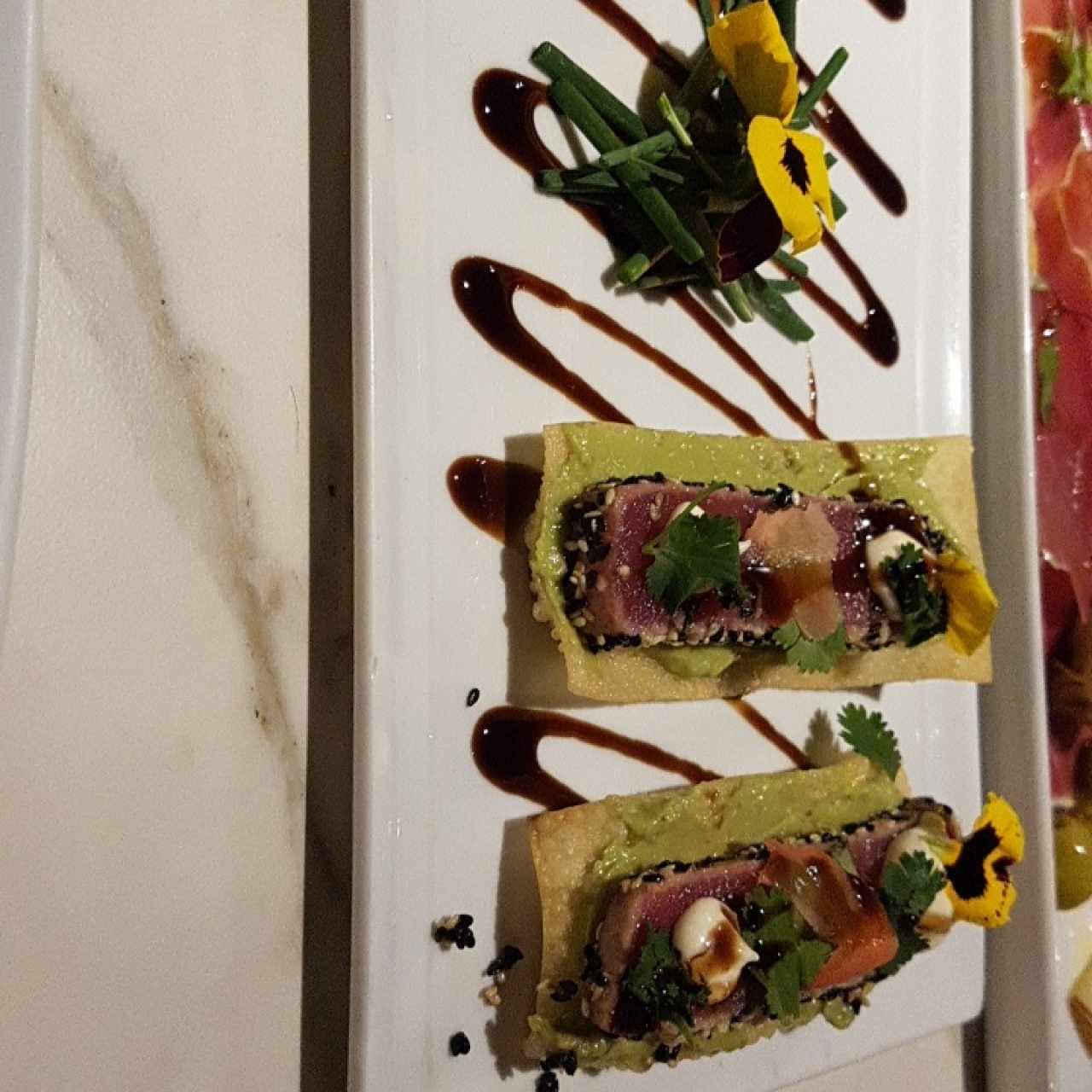 Tostadas de atún y aguacate, Mencia