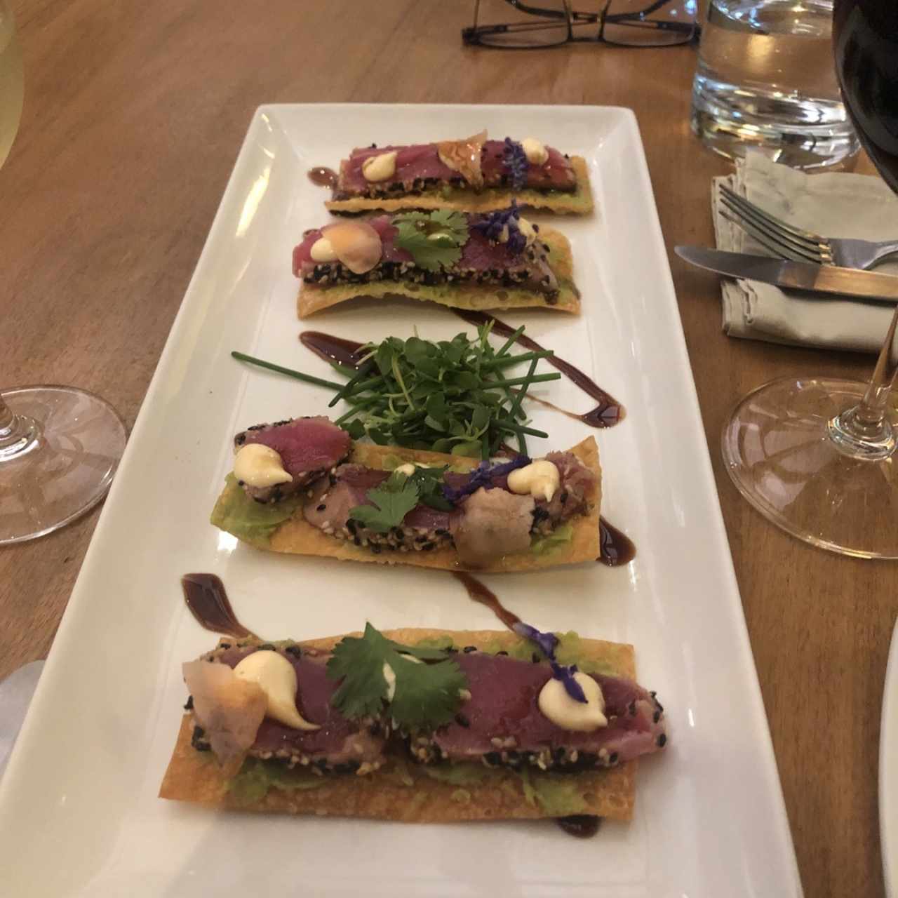 Tostadas de atún y aguacate, Mencia