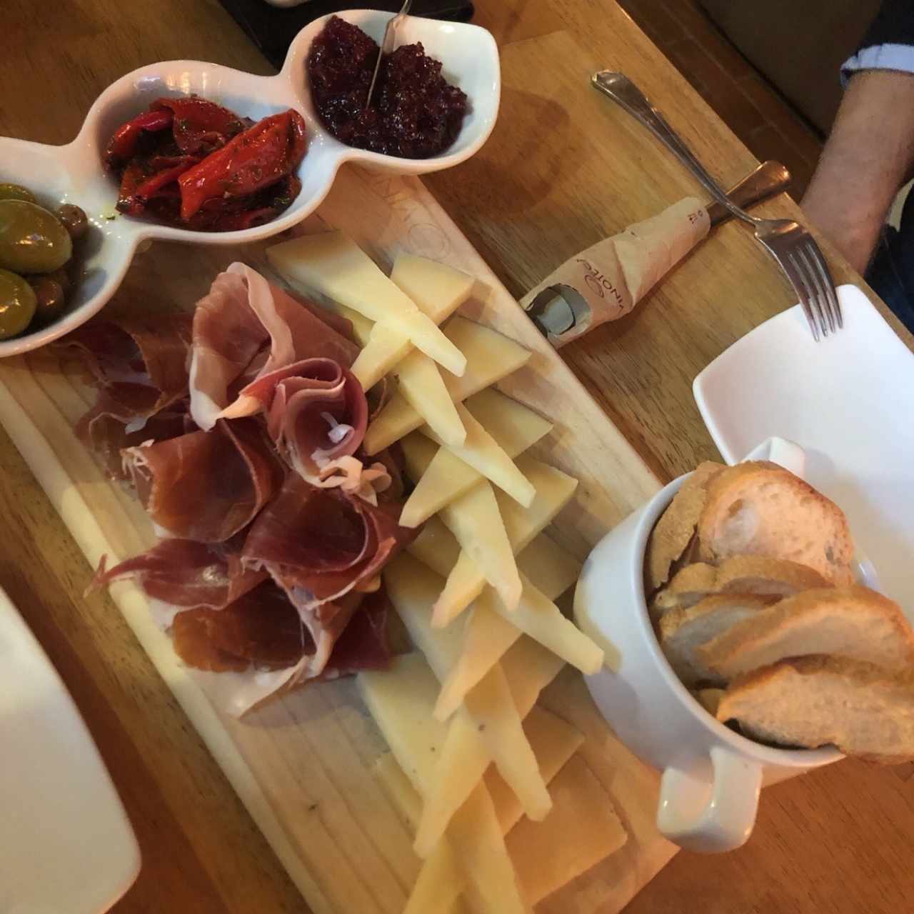 tabla de queso manchego y prosciutto