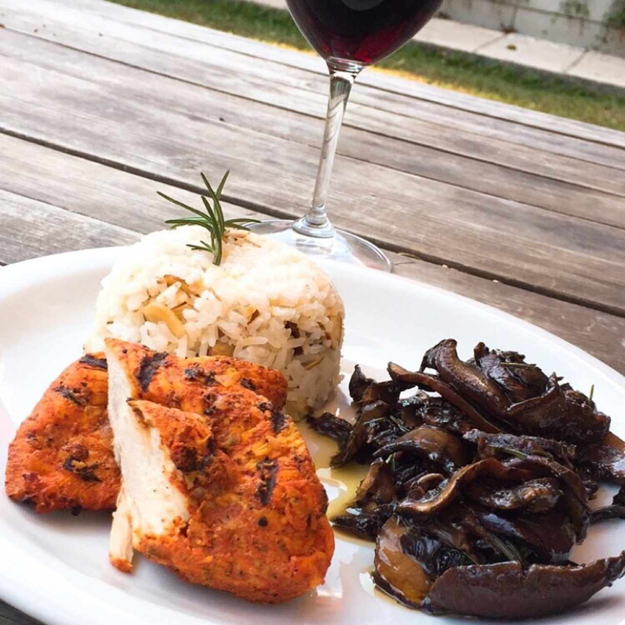 hongos portobello, pollo y arroz con almendras