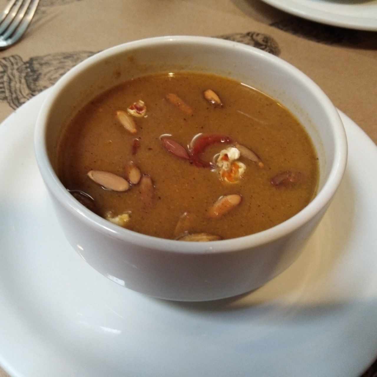 sopa de maíz con poporopo, pepitoria y tomate rostizado