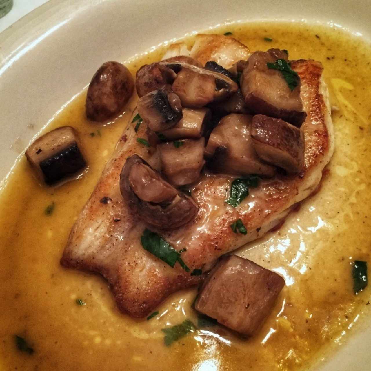 Róbalo a la plancha con mixto de hongos salteados