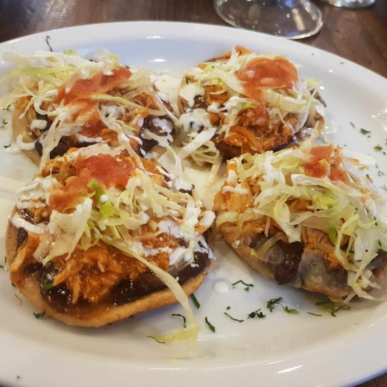 Sopes de tinga de pollo