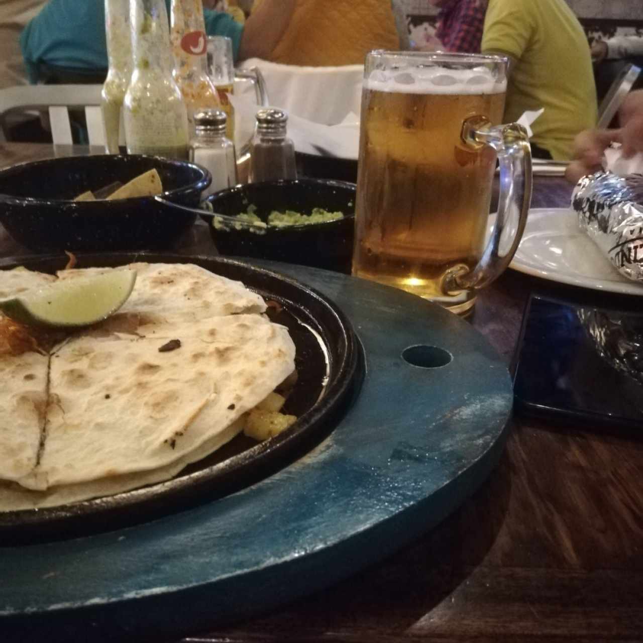 gringa de cerdo al pastor y tarro de cerveza de barril modelo 