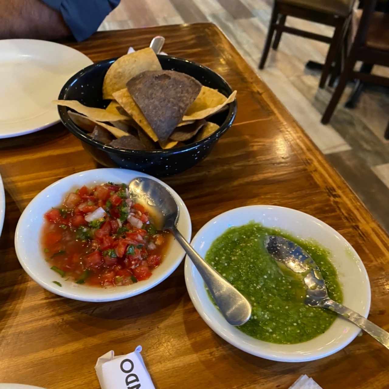 nachos y salsas de cortesía