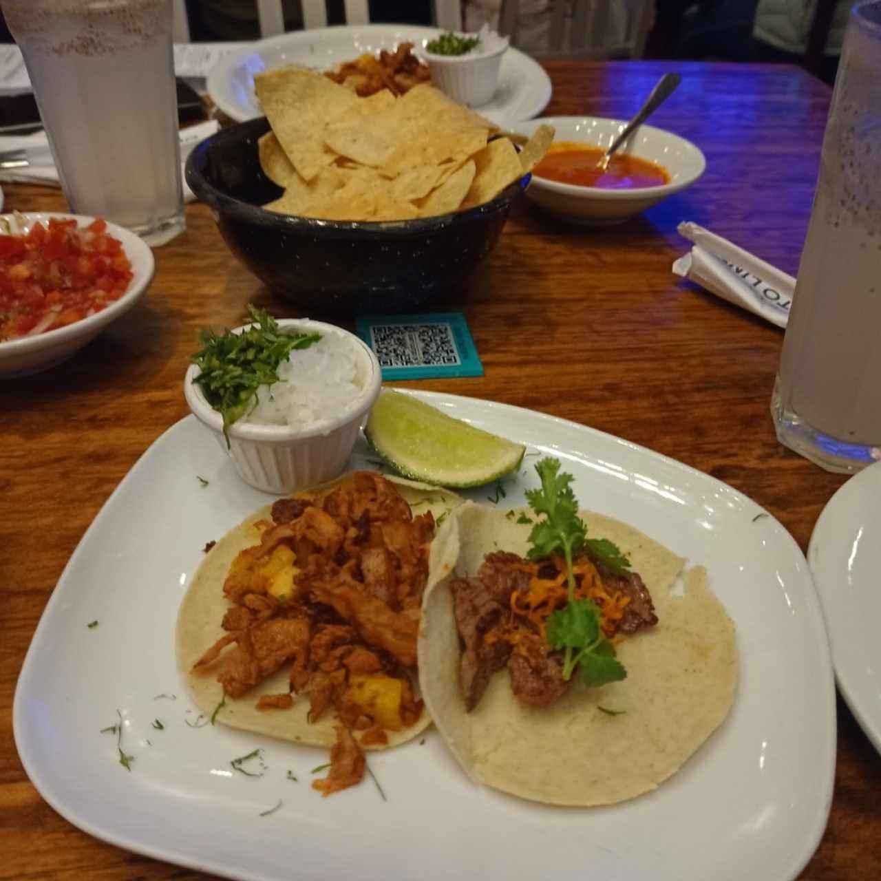 Taco al buen pastor y arrachera, bebida limonada con chía 