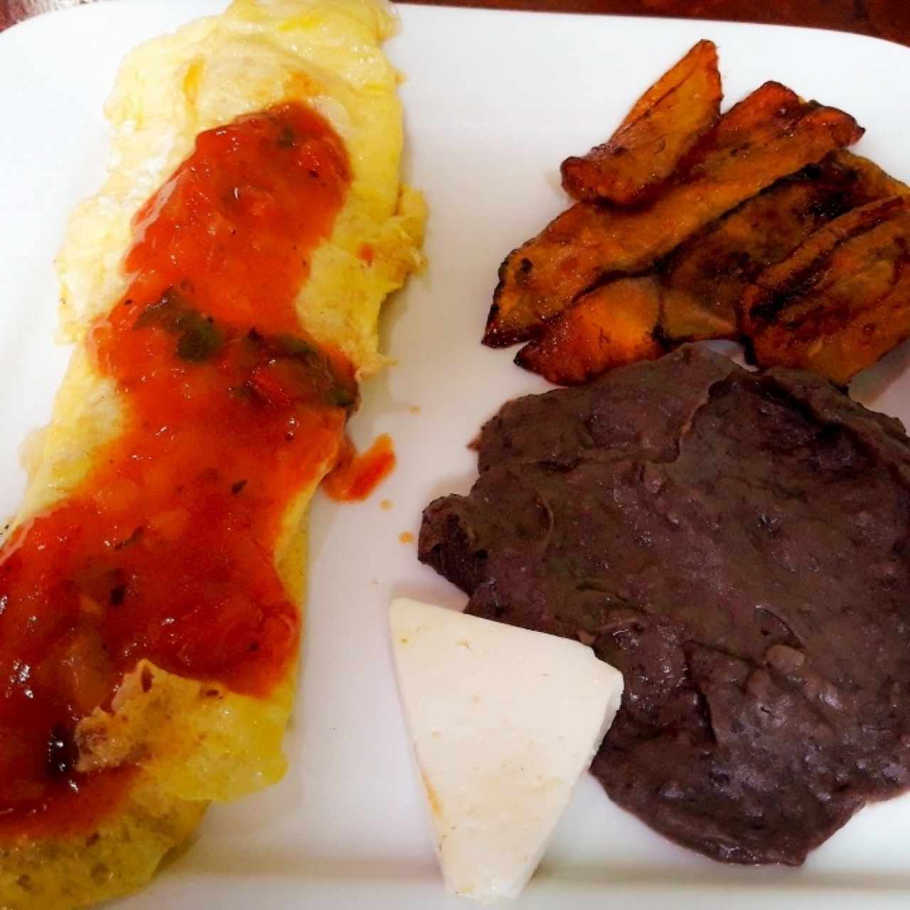 Desayuno de huevo con jamón y queso.