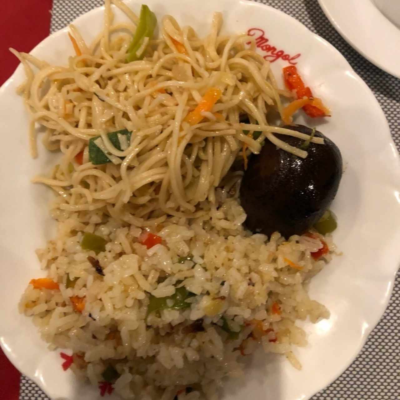 chaomein y arroz frito con huevo duro
