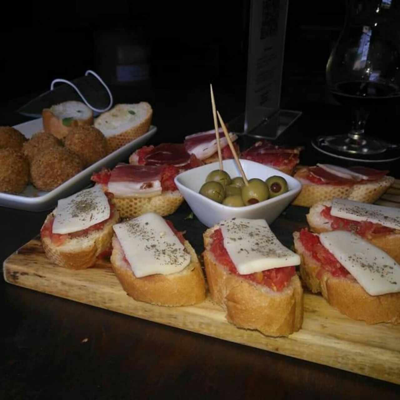 crocketas y plato de jamones y quesos