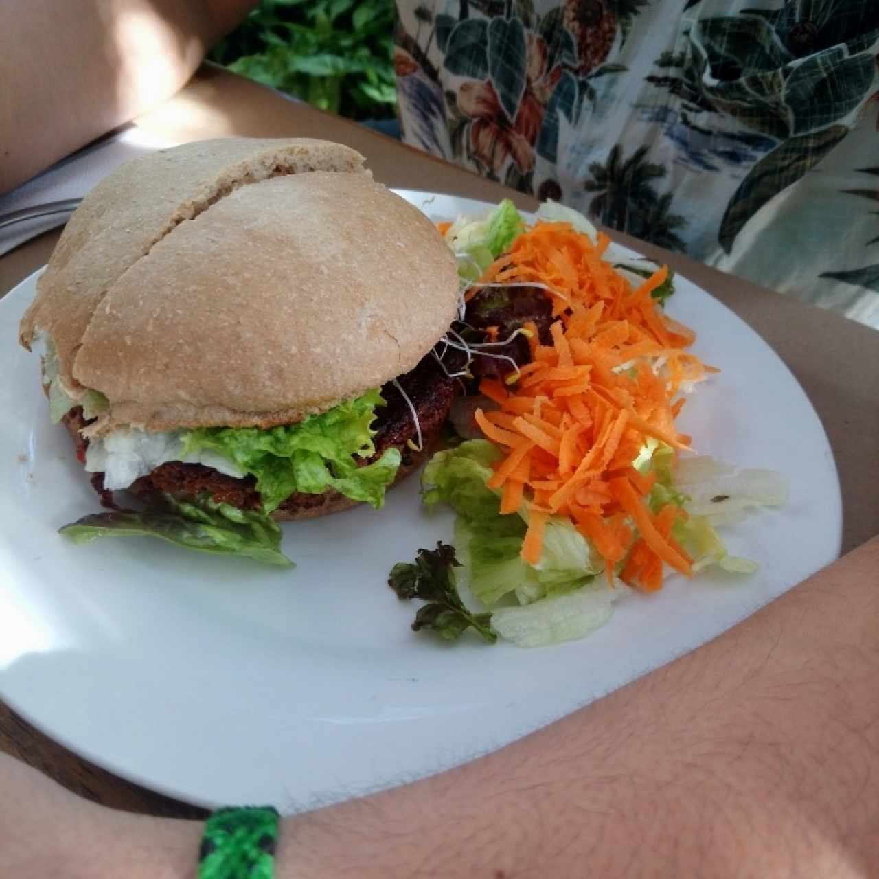 hamburguesa de soja y hummus
