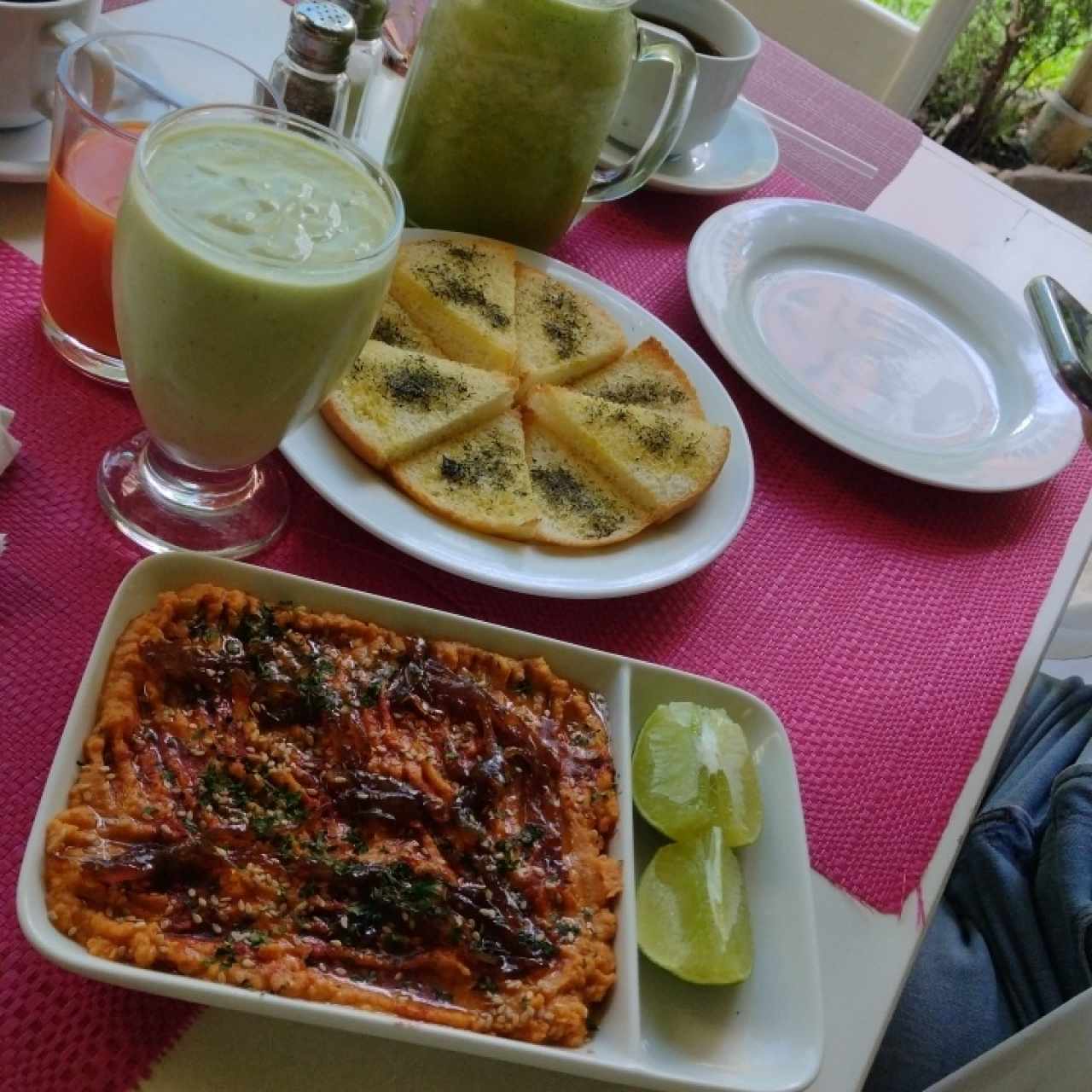 Hummus, jugó verde, jugo de zanahoria, yogurtshake del Cheff de aguacate.