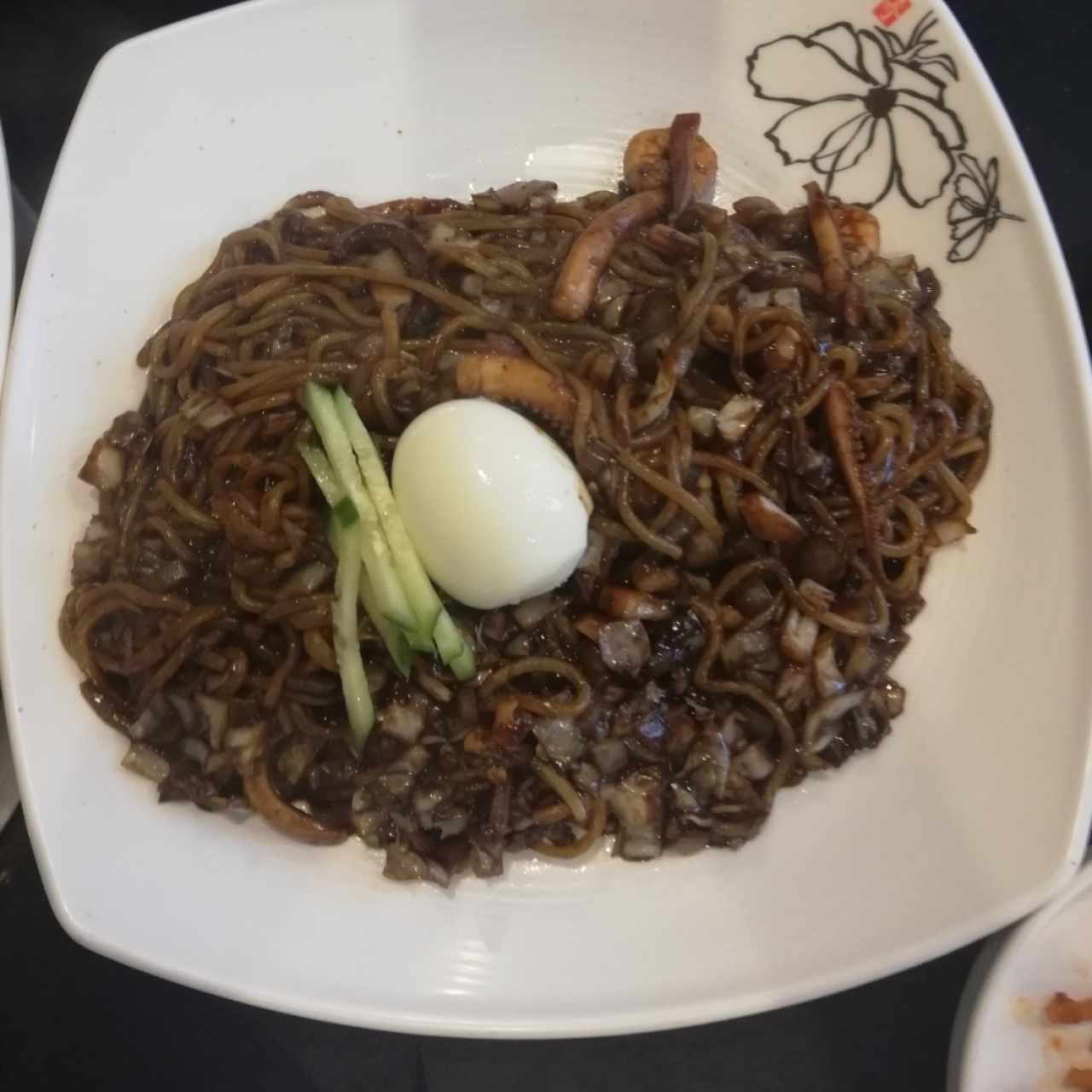 fideos en salsa de soja con calamares y camarones