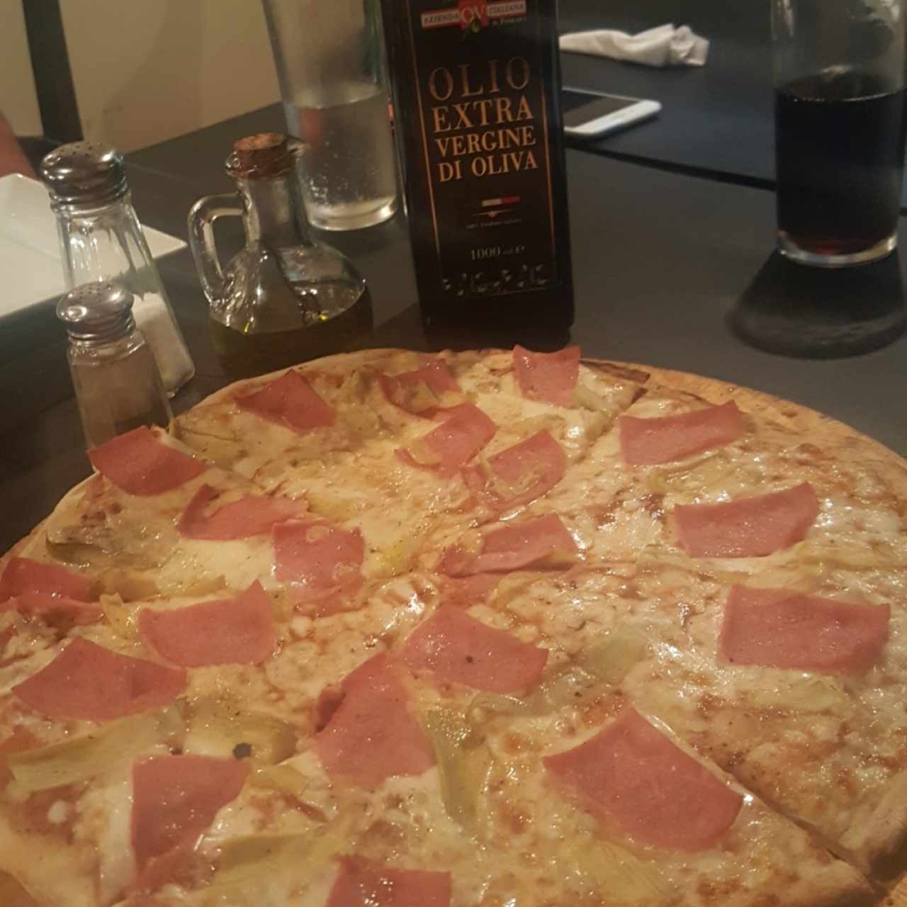 Pizza de alcachofa, ajo y jamón 