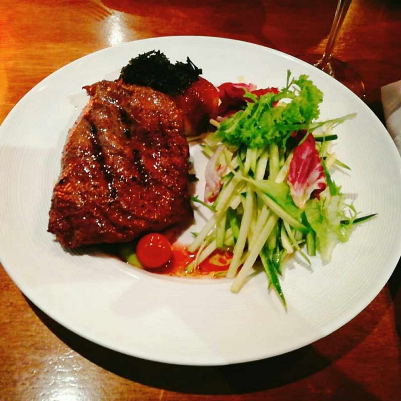 La Maru con Camote Flameado y Ensalada de Zucchini