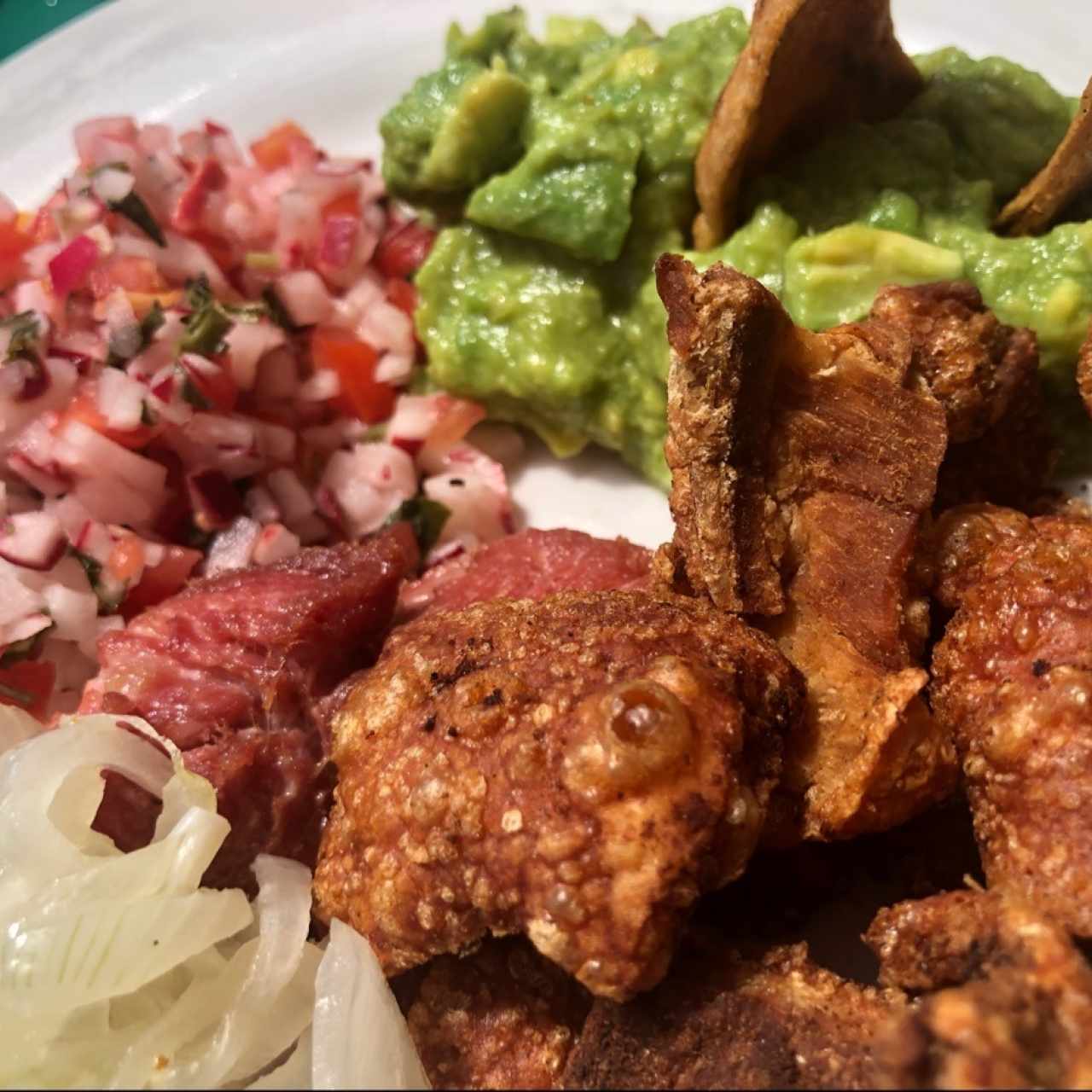 Mixto Carnitas y Chicharron