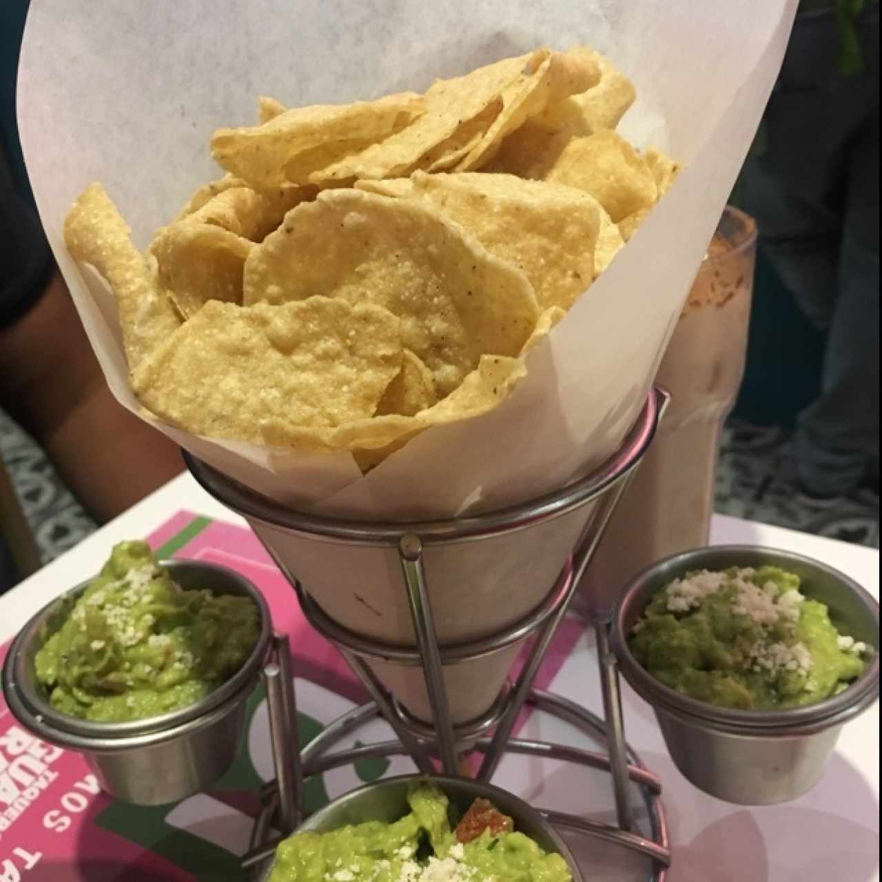 entrada de nachos con guacamol