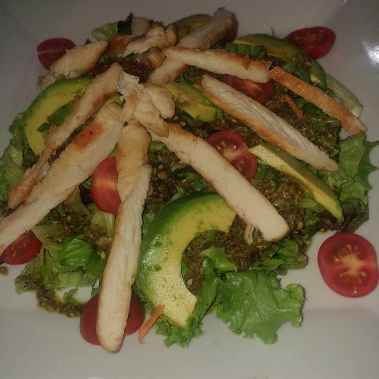 Ensalada de pollo aguacate y tomates cherry 