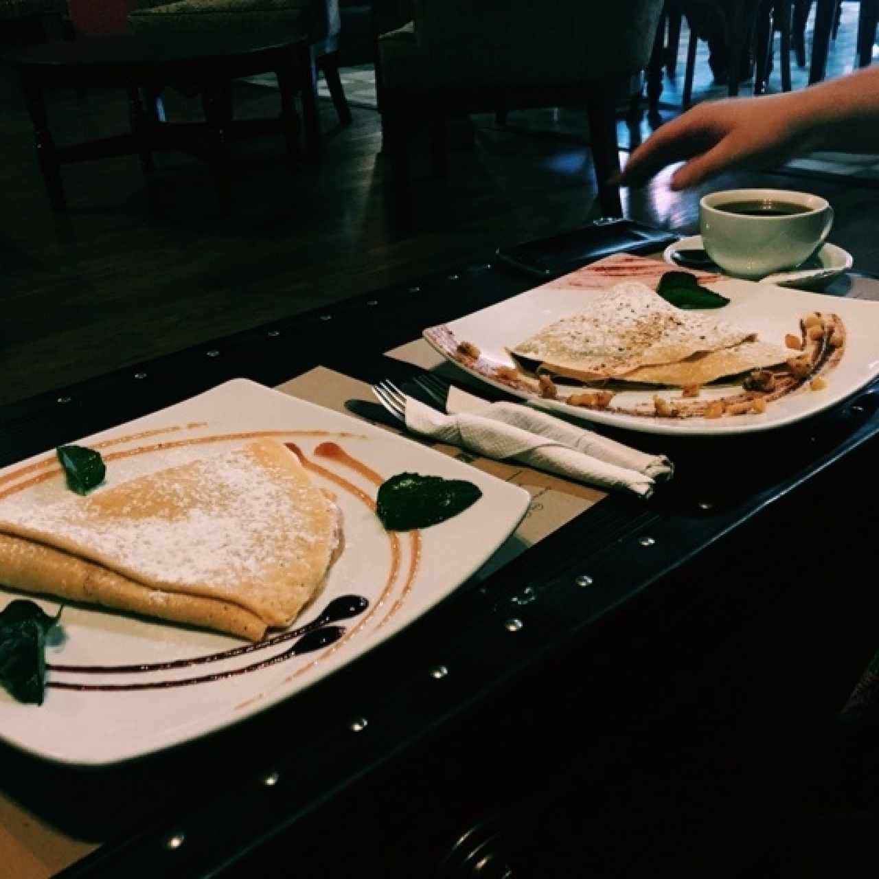 Crepa de Guayaba y Queso y Crepa de Mole. 