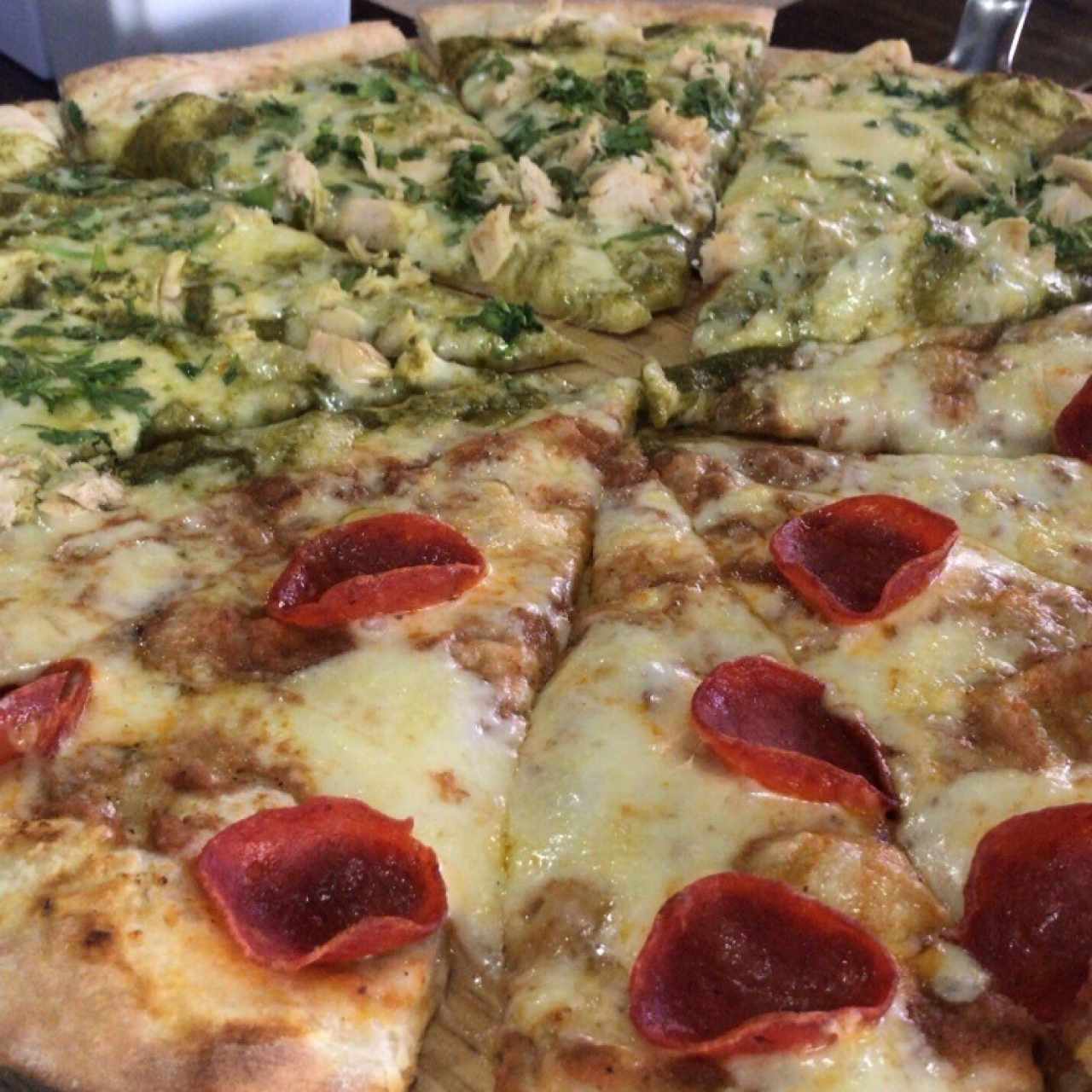 pizza de peperonni y de jocon de pollo 😍