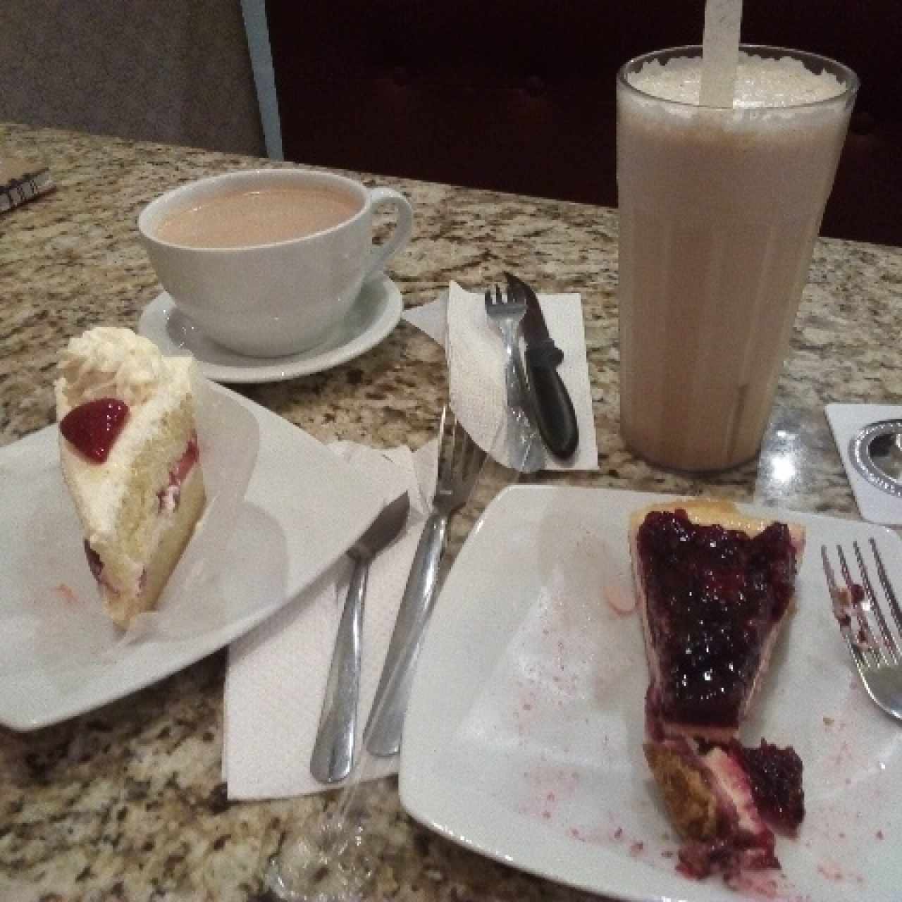 chocolate con leche, capuchino frio, pastel de fresas con crema y pie de queso con mermelada de mora