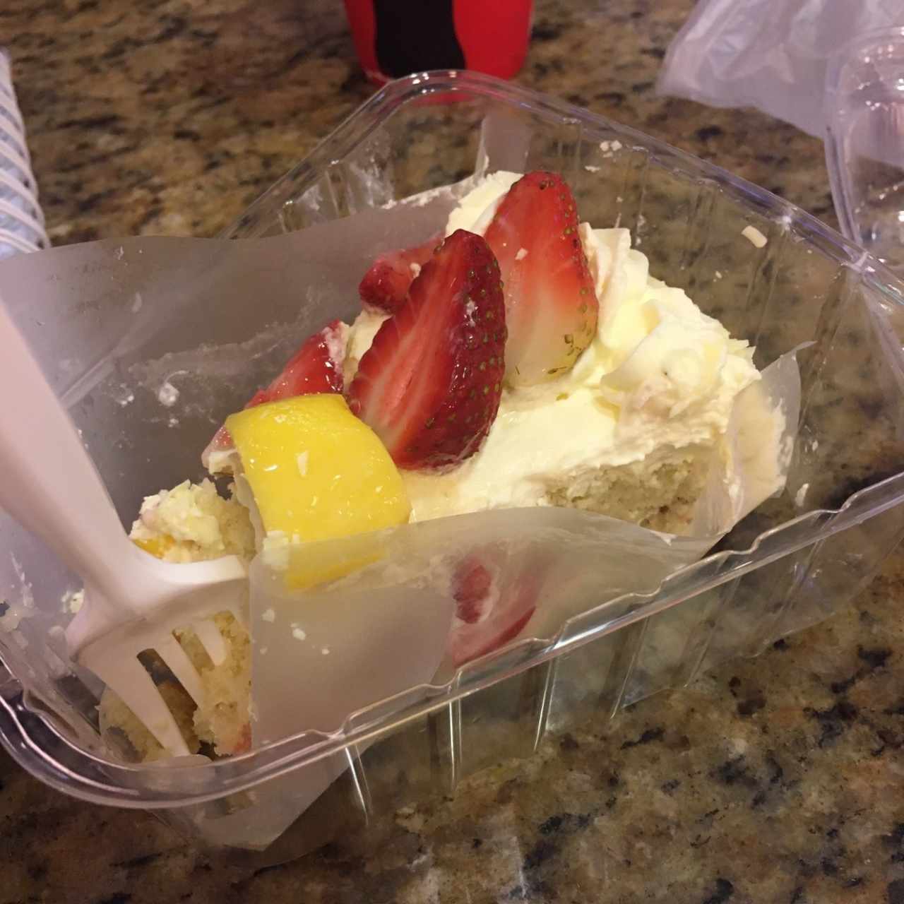 pastel fresas, mango y crema