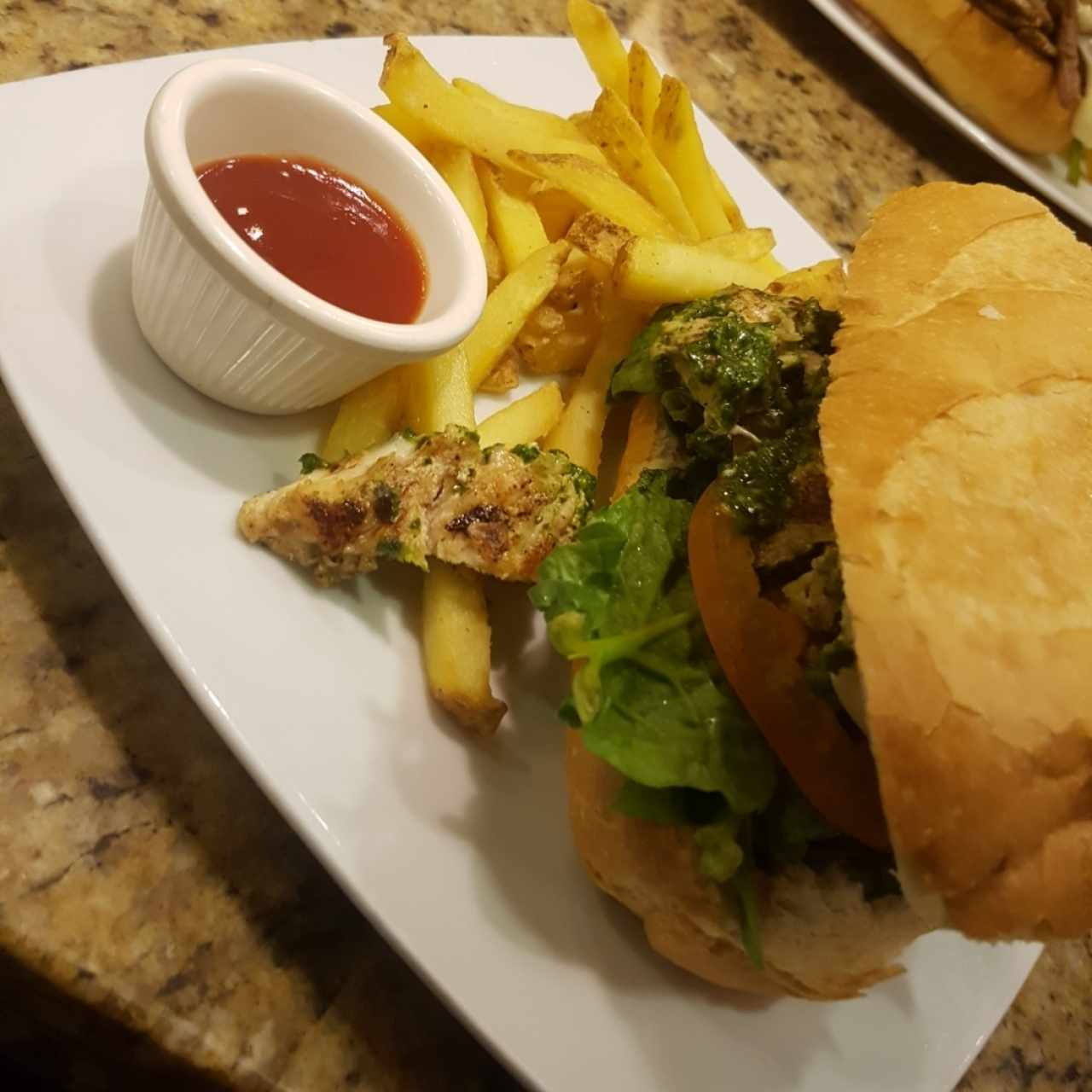 Emparedado pollo al pesto