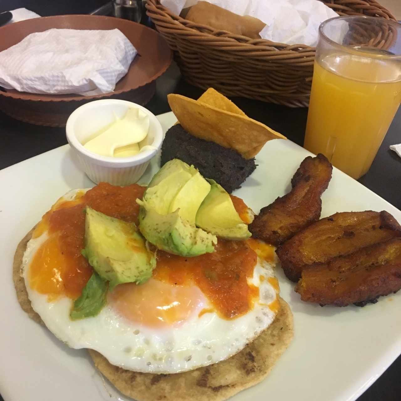 huevos estrellados queso fundido y aguacate