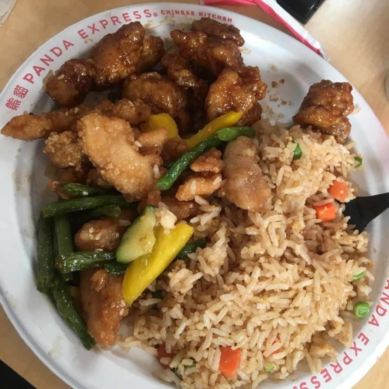 Plato (arroz, pollo a la naranja y pollo organico)