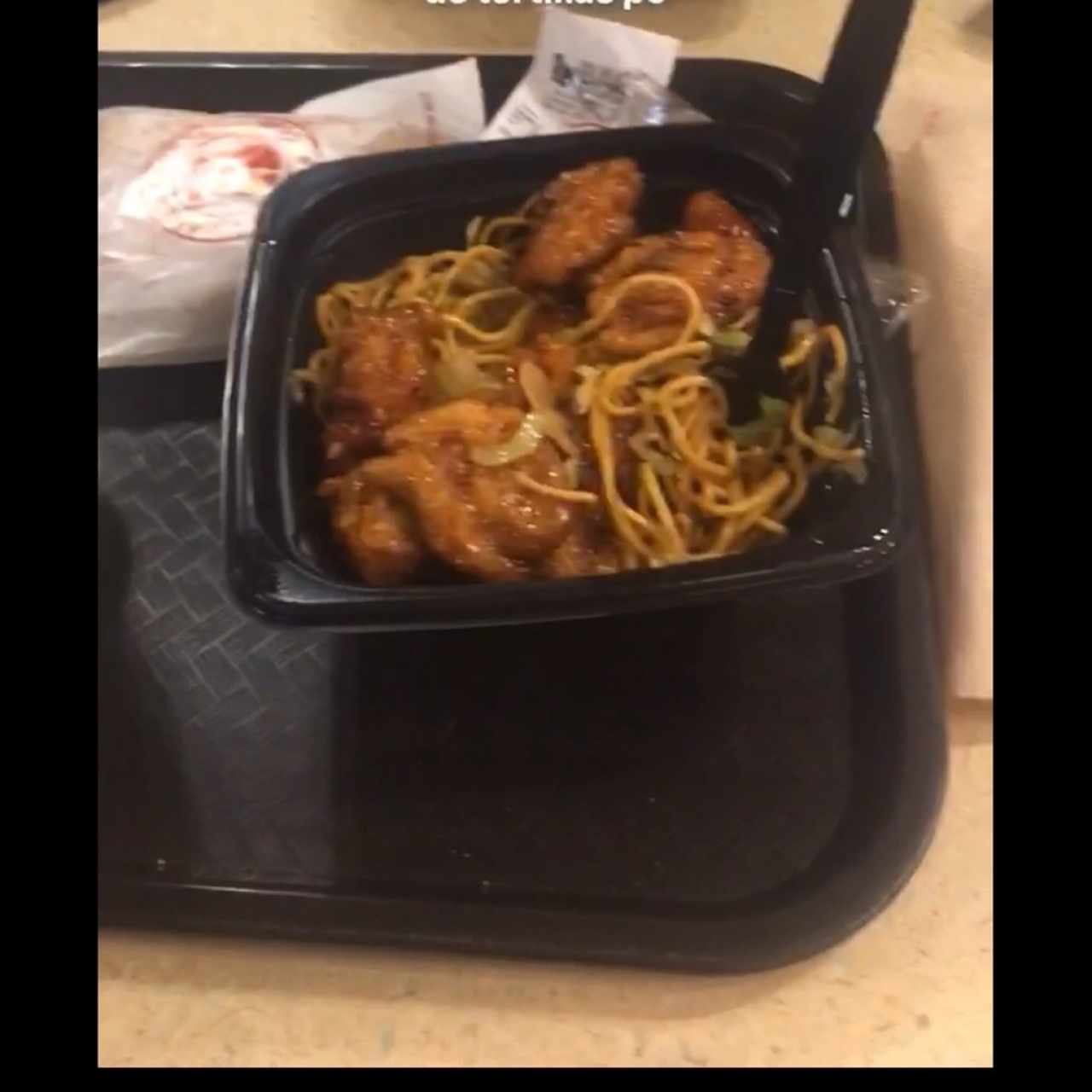 Orange Chicken con fideos 