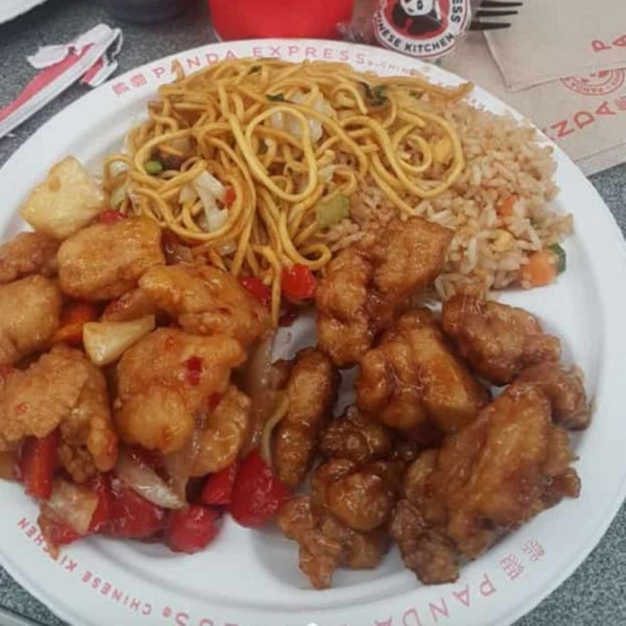 2 Complementos (Arroz y Chow Mein) y 2 Platos Fuertes 