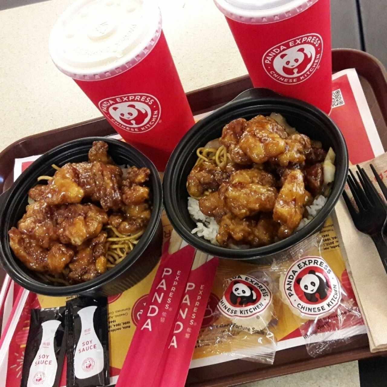 chao mein y arroz blanco con orange chicken 