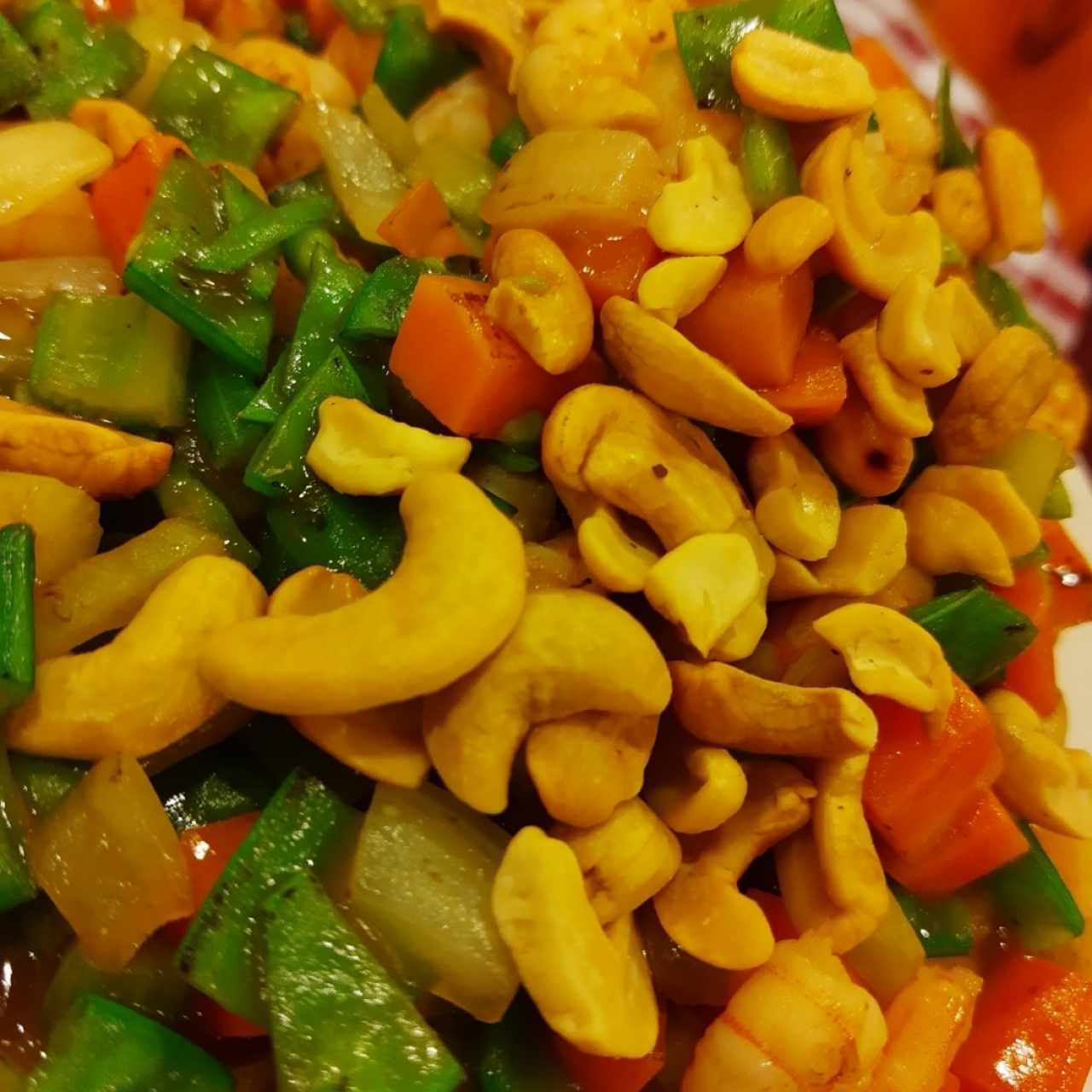 CHAP SUEY DE CAMARÓN CON SEMILLA DE MARAÑÓN