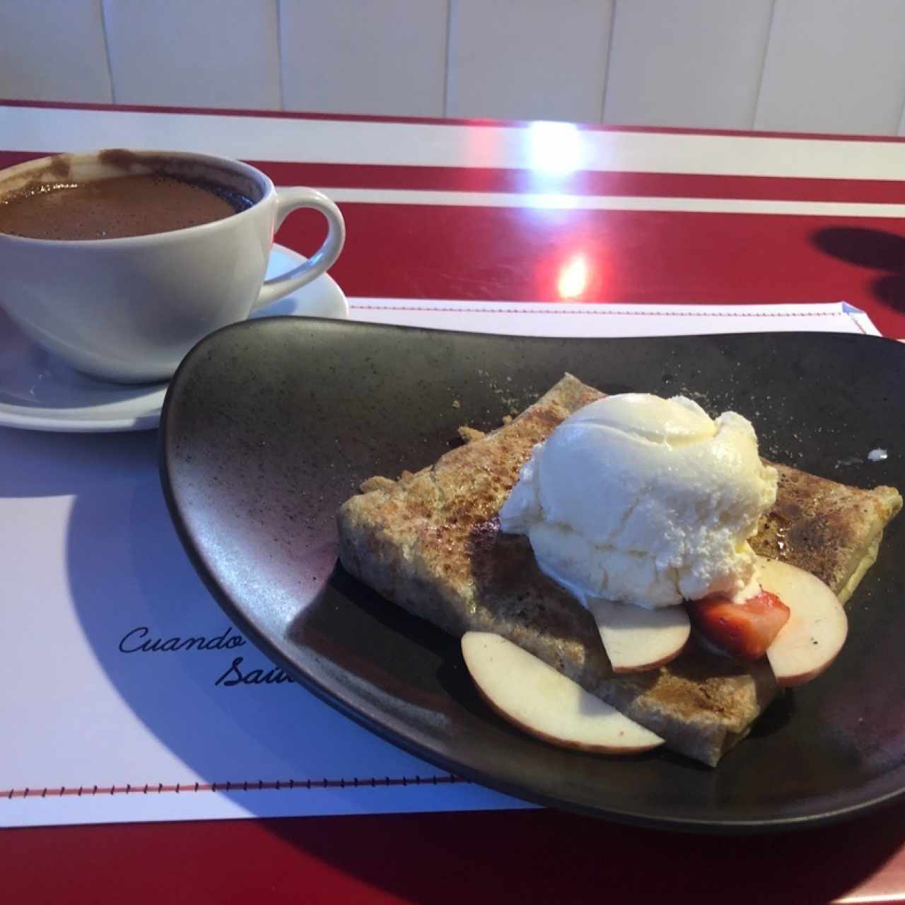 crepa brulé manzana, y chocolate caliente
