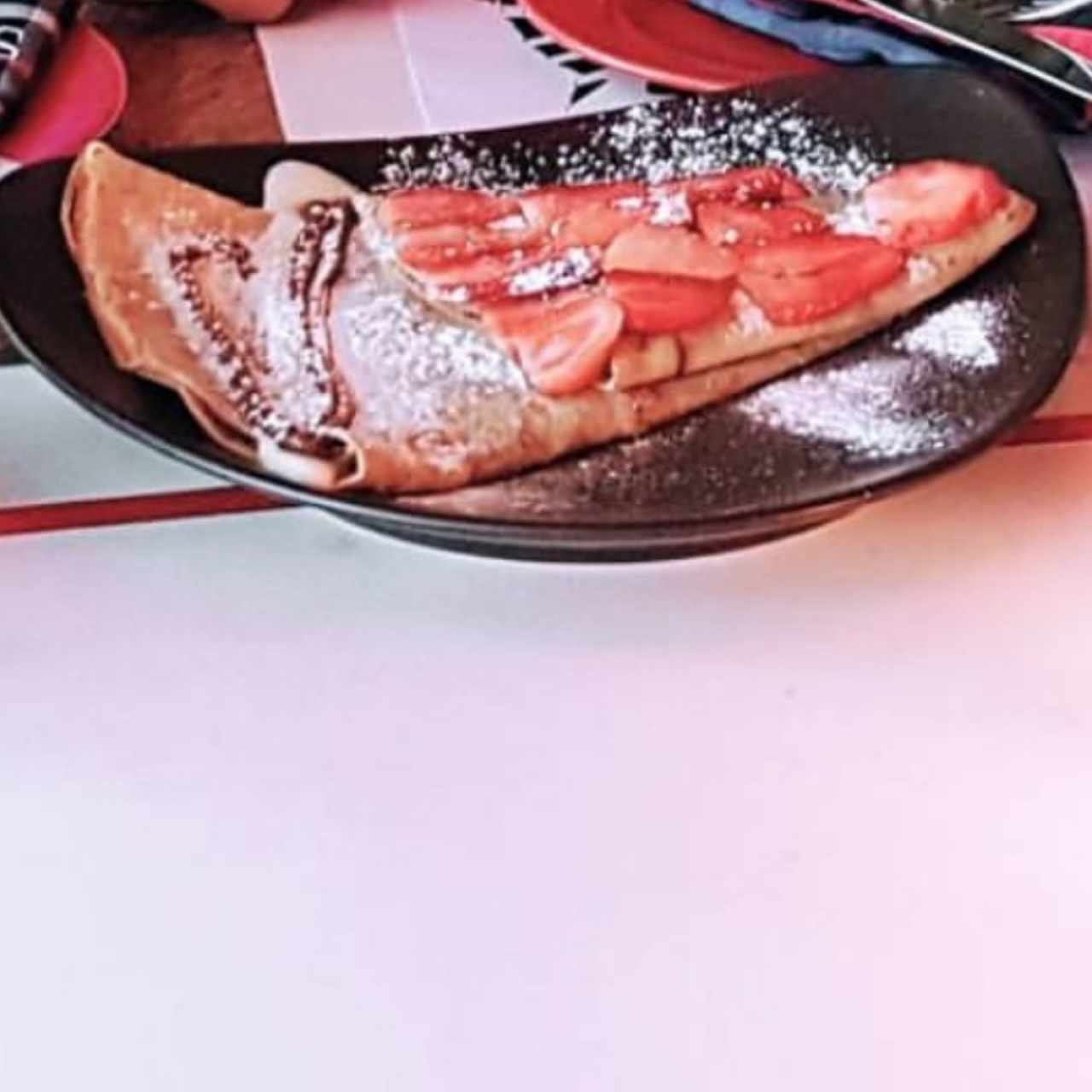 Crépe crocante de Nutella, nueces garrapiñadas, helado de vainilla y azúcar caramelizada