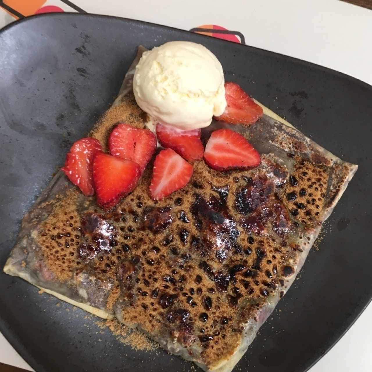 Crépe crocante de Nutella, nueces garrapiñadas, helado de vainilla y azúcar caramelizada