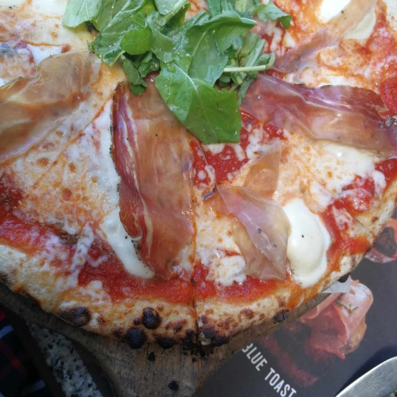 Pizza de jamon serrano y arugula