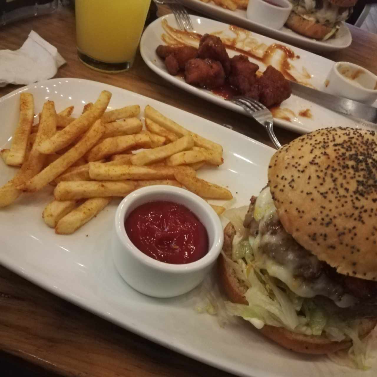 boneless chicken wings con bbq y hamburguesa con torta de chorizo.