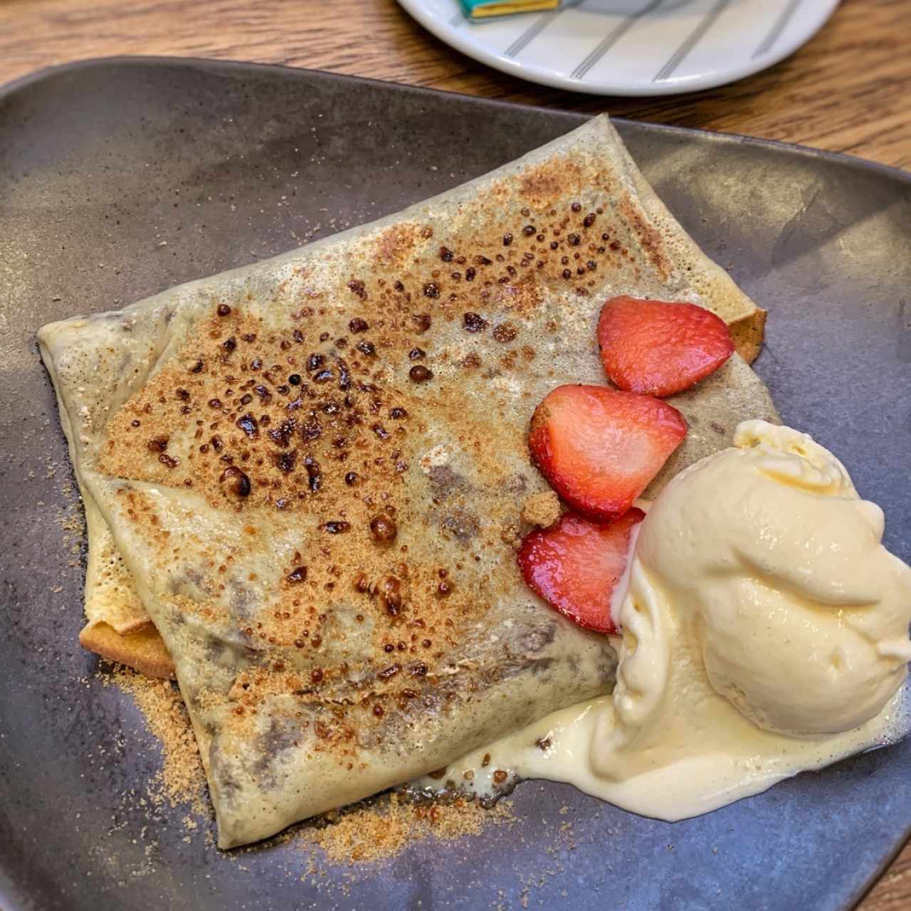 Crépe crocante de Nutella, nueces garrapiñadas, helado de vainilla y azúcar caramelizada