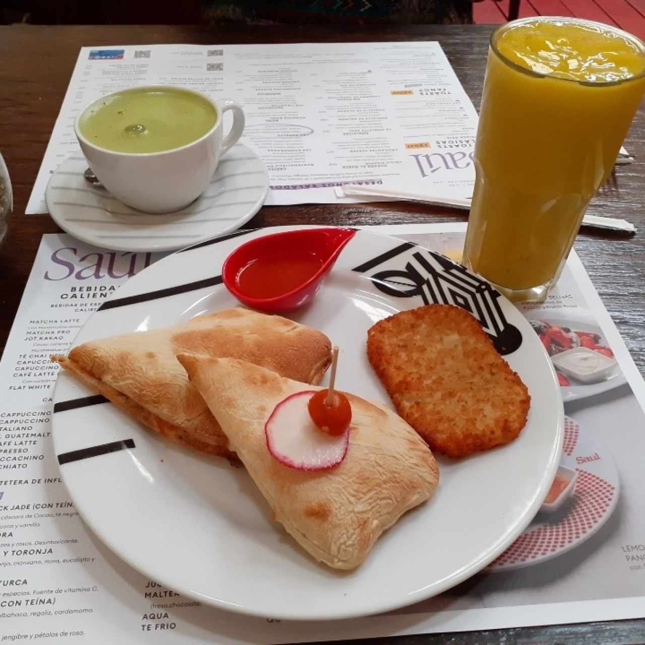 Derretido, bebida de mango con apio y albahaca, te de macha.