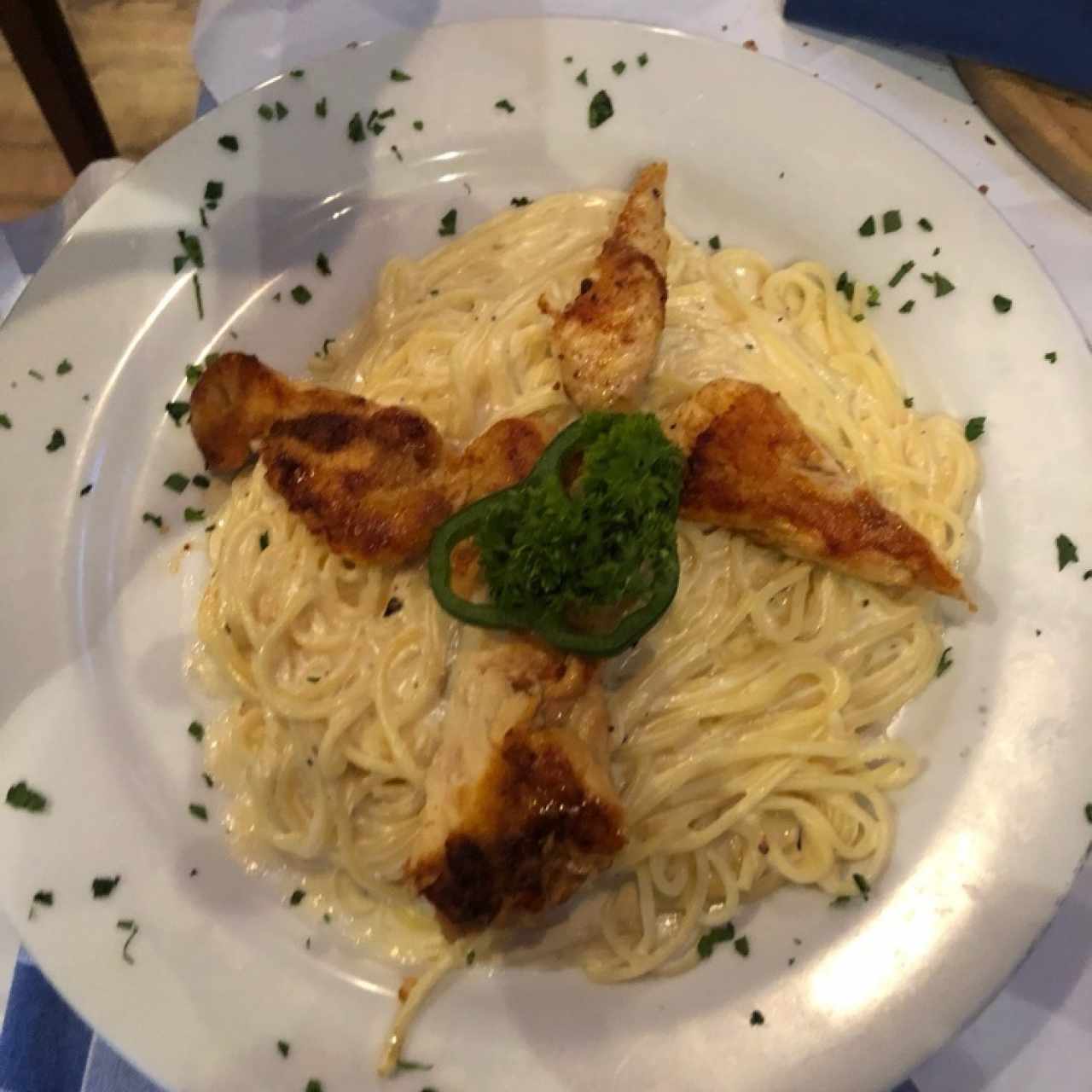 SPAGHETTI ALFREDO CON POLLO
