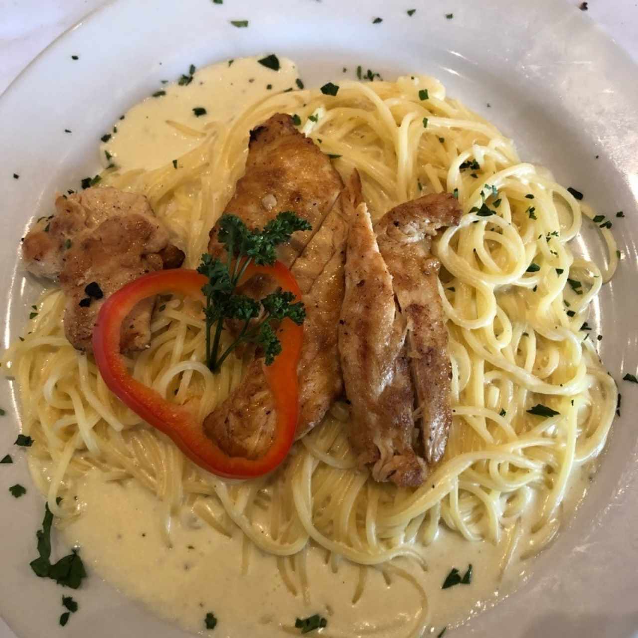 SPAGHETTI ALFREDO CON POLLO