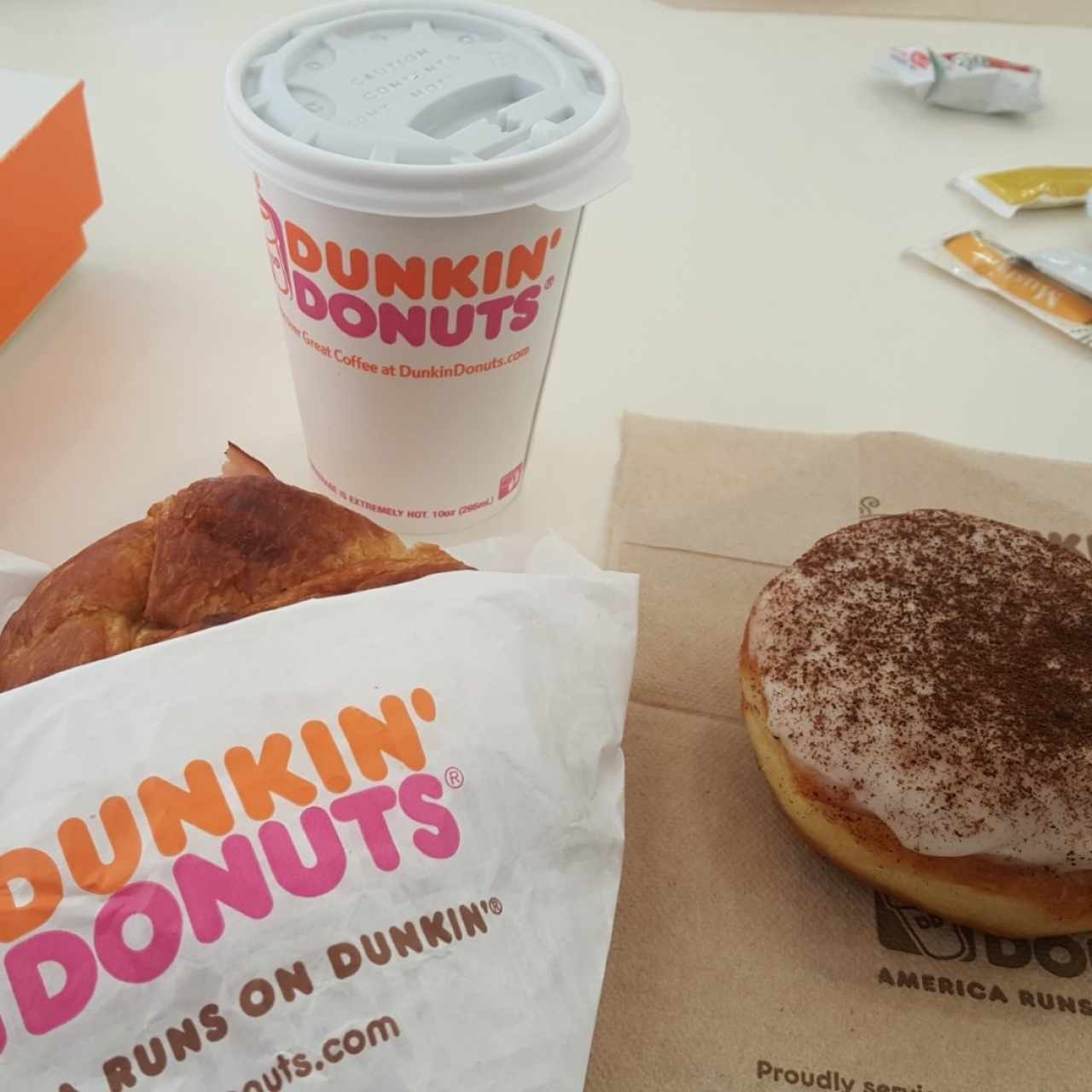 dona de café, croissant de jamón y cafe