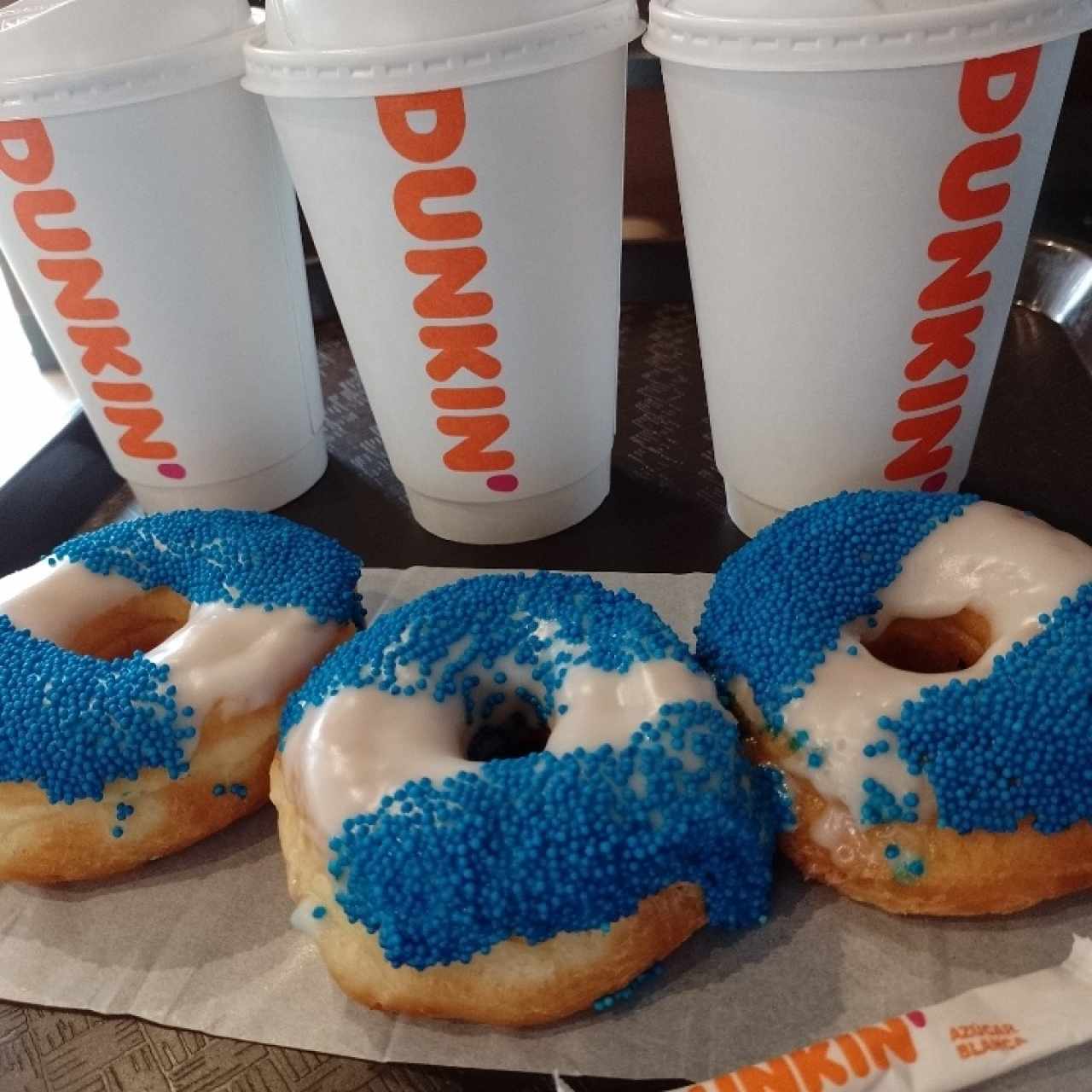 Donas y Chocolate y Café Capuchino 