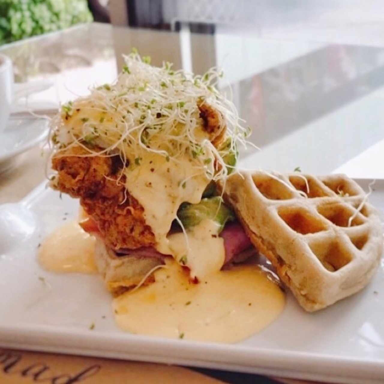 waffle con pollo y huevo pochado