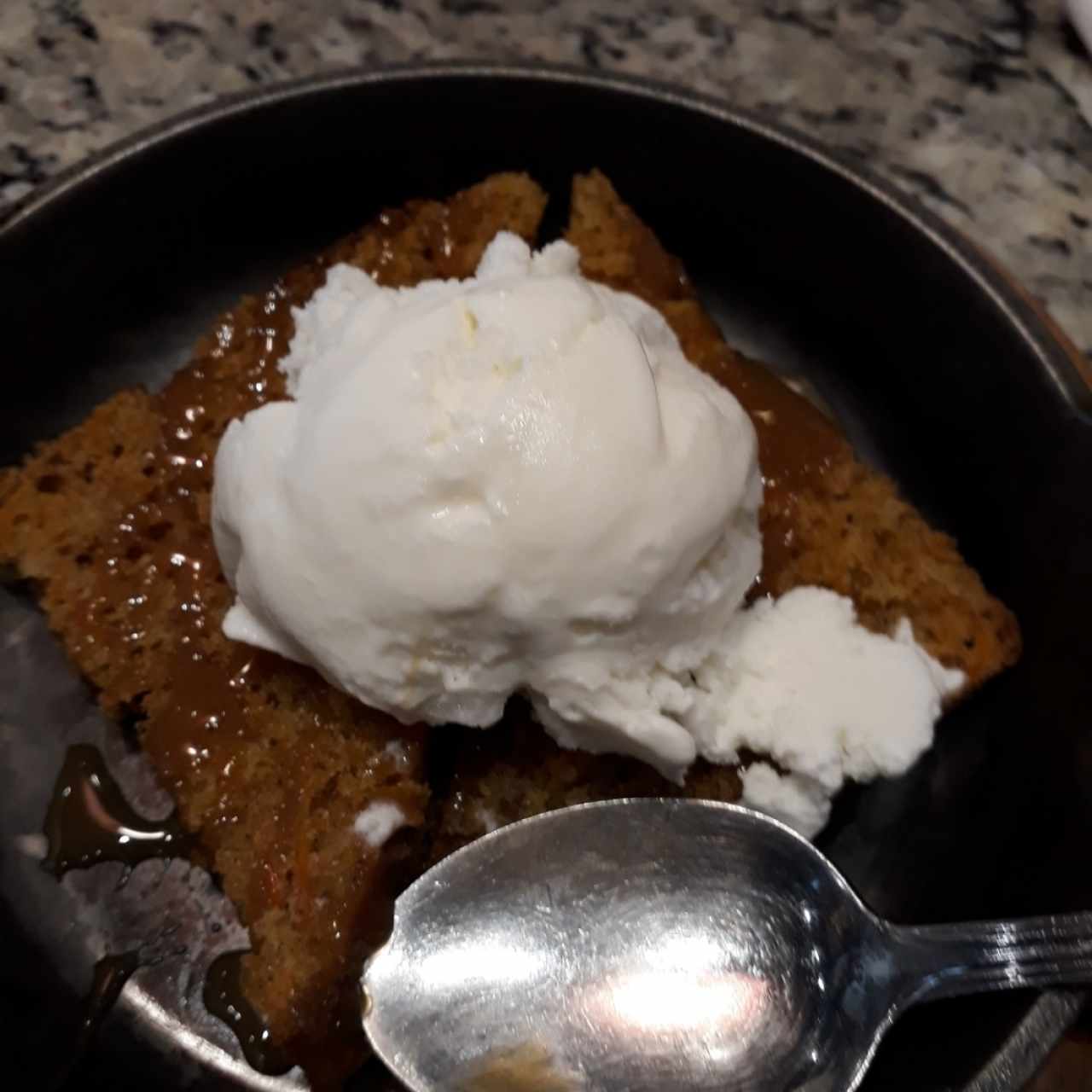 postre pastel zanahoria y helado 