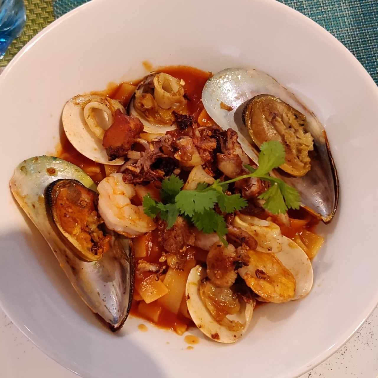 fruti de mar con salsa roja