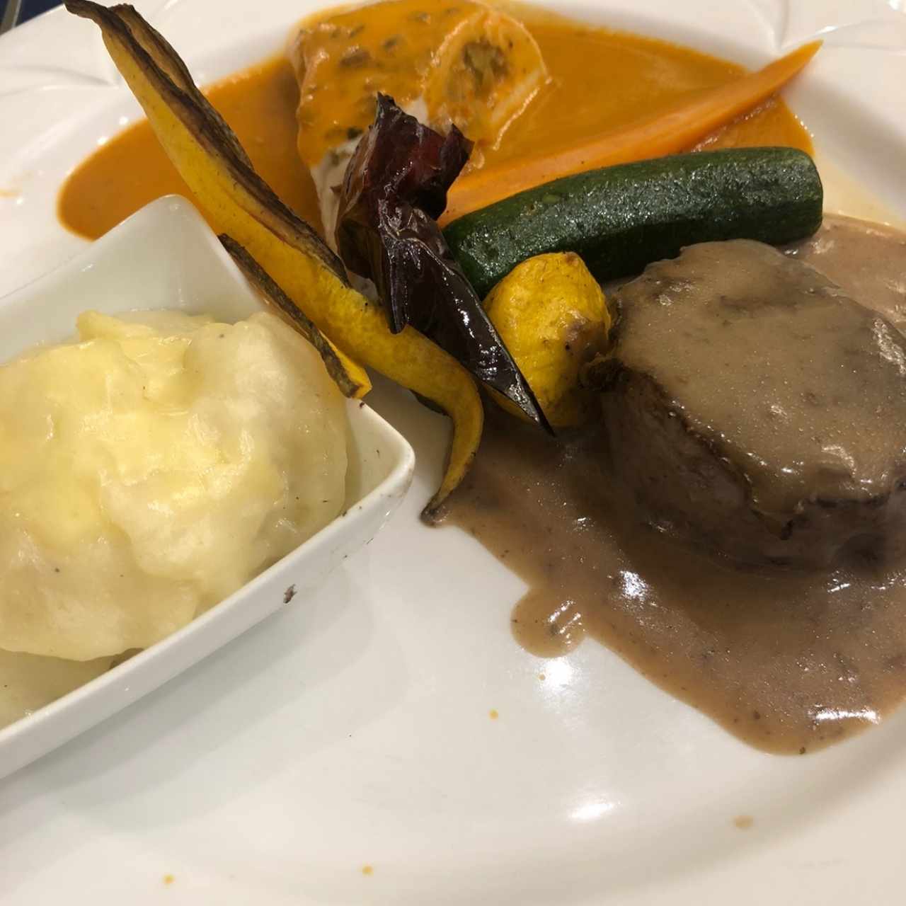 Carne y Pollo con pure y vegetales