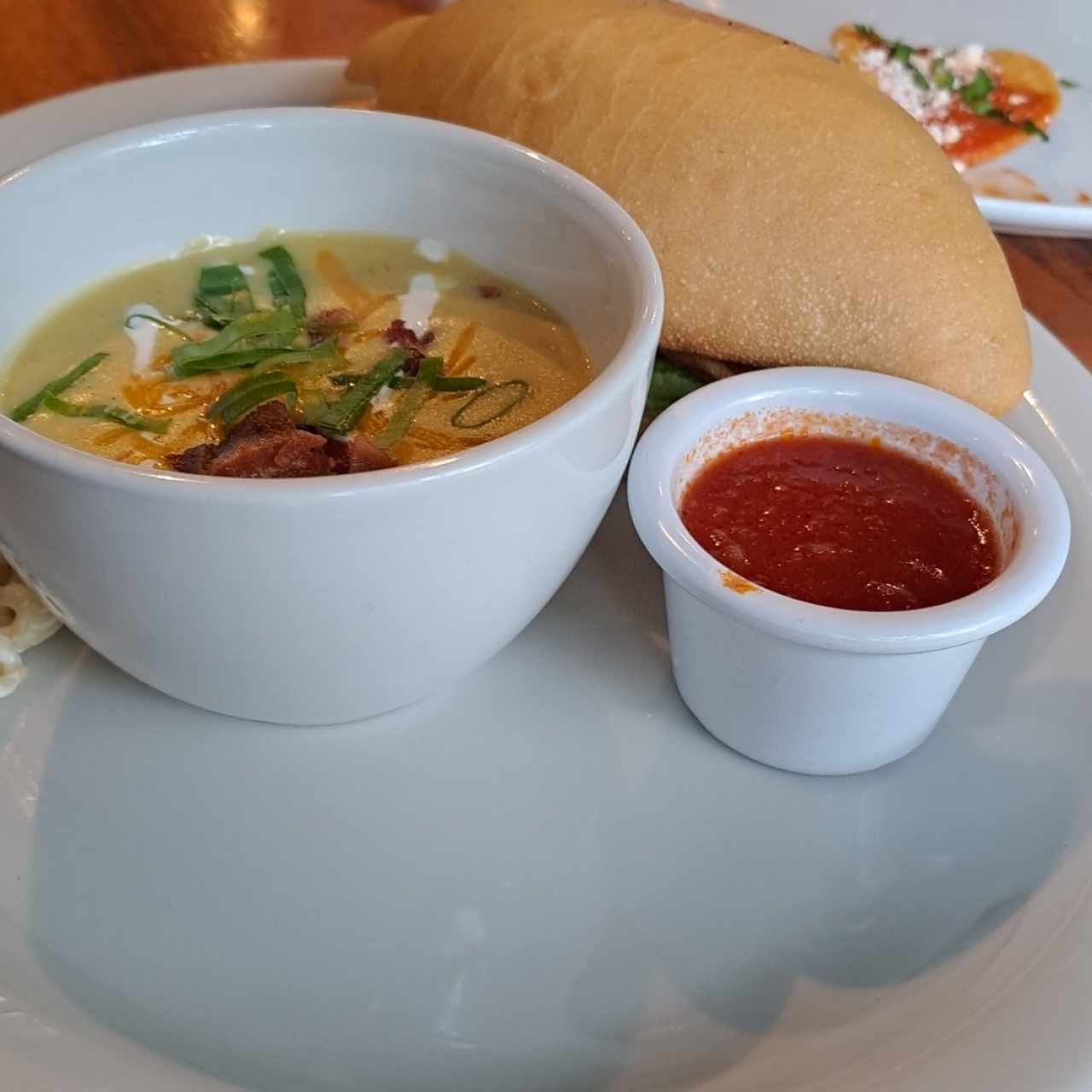 Menú pan con chile relleno. 