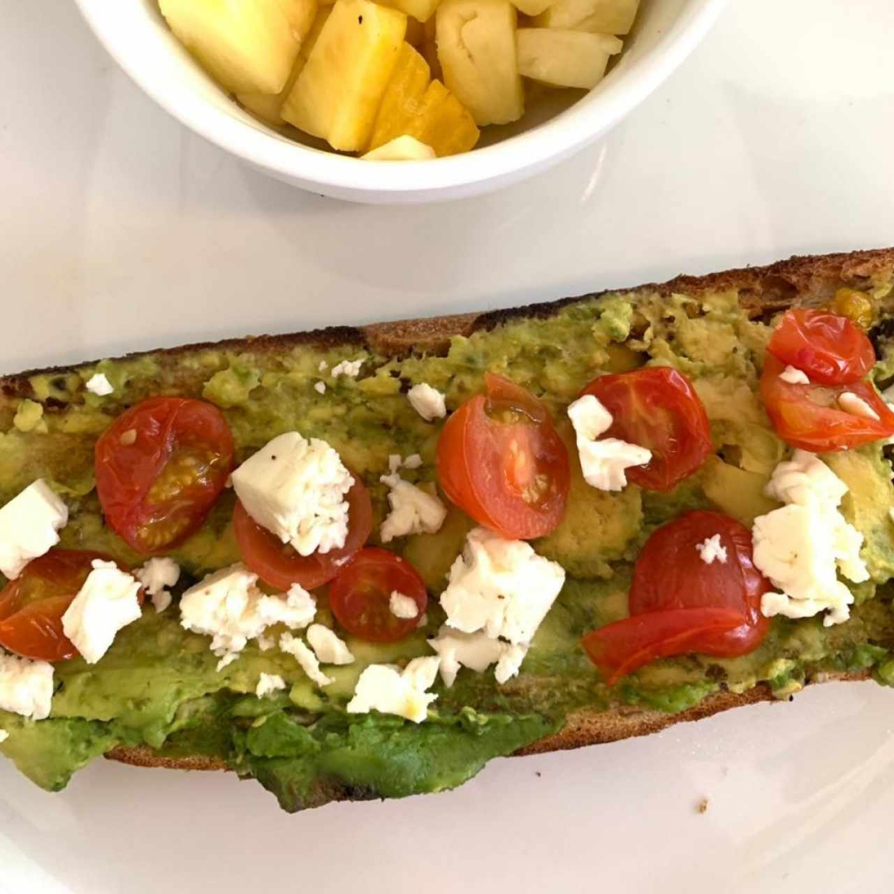 tostada con aguacate